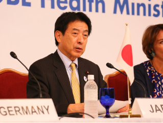 Minister Shiozaki explaining about the outcomes of the Meeting