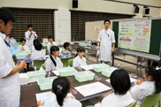 写真:化学実験教室の開催とくすりの剤形に関するクイズの実施