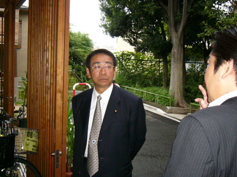 施設職員の説明を聞く戸井田厚生労働大臣政務官