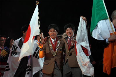 喜びのメダル獲得