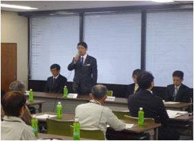 結団式において、派遣団に声をかける鳥厚生労働政務官