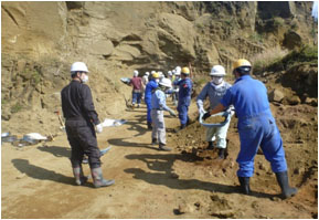 遺骨収容の現場風景2
