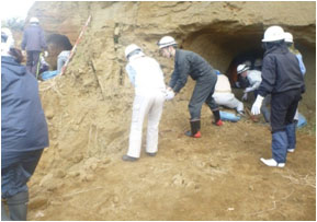 遺骨収容の現場風景4