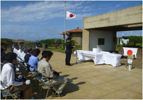 現地追悼式を挙行する硫黄島遺骨帰還平成25年度第4回特別派遣団
