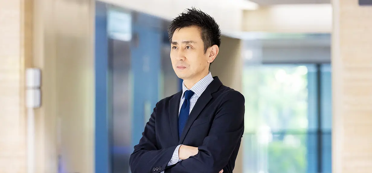 庁内で立つ男性職員