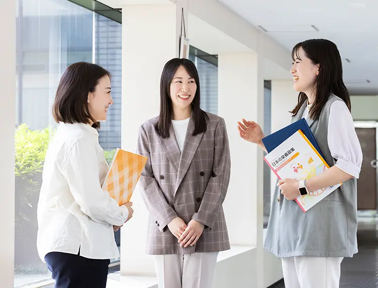3人の女性職員が話す様子