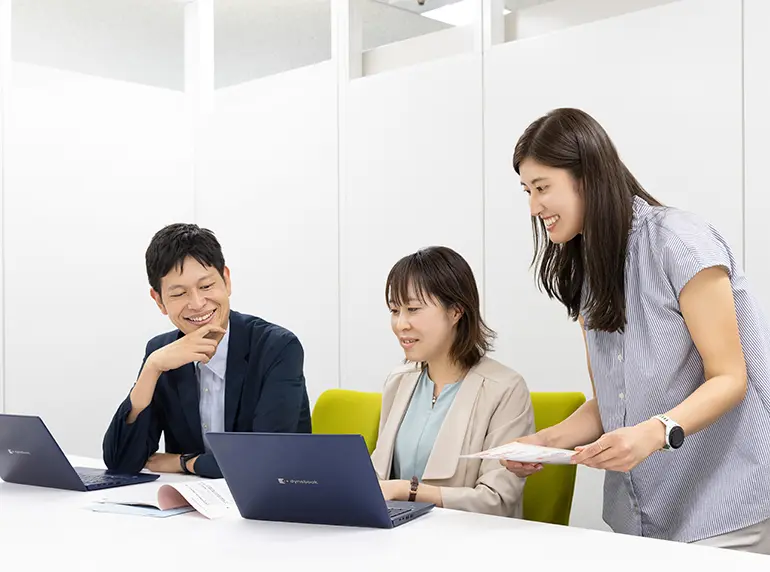 職員が打ち合わせをする様子