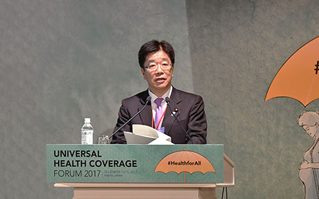 UHCフォーラム2017で開会スピーチを行う加藤厚生労働大臣