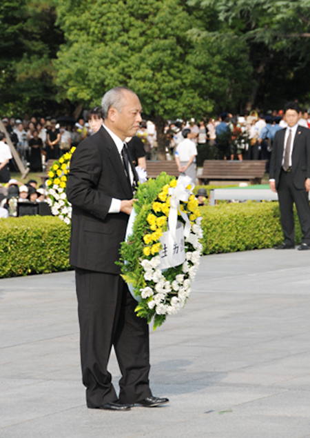 広島市原爆死没者慰霊式並びに平和祈念式に参列する舛添厚生労働大臣