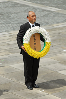 被爆６３周年長崎原爆犠牲者慰霊平和祈念式典に参列する舛添厚生労働大臣