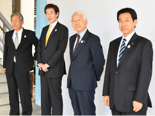 Minister Yasuhisa Shiozaki welcoming participants with Toshizo Ido (Governor of Hyogo Prefecture), Kizo Hisamoto (Mayor of Kobe City), and Tadaharu Ohashi (Chairman of The Kobe Chamber of Commerce and Industry)