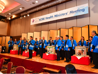 Minister Shiozaki making a toast