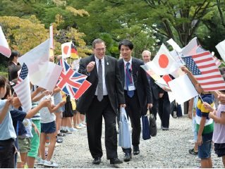 Welcome by local elementary school students