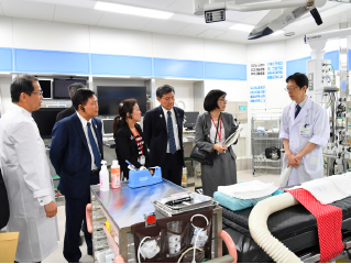 Participants visiting the Hyogo Prefectural Kobe Children's Hospital