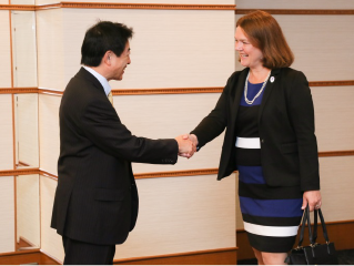 Minister Shiozaki meeting with Canadian Minister of Health, Jane Pauline Philpott