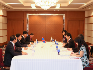 Minister Shiozaki meeting with Lao Minister of Health, Bounkong Syhavong
