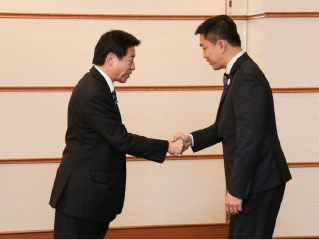 Minister Shiozaki meeting with Singaporean Minister for Social and Family Development, Tan Chuan-Jin