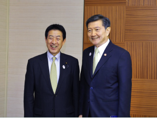 Minister Shiozaki meeting with Thai Minister of Public Health, Piyasakol Sakolsatayadorn