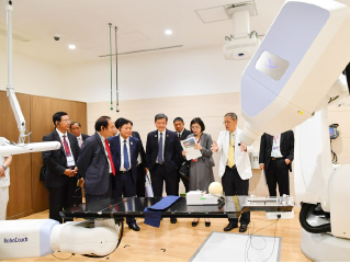 神戸低侵襲がん医療センターを視察する参加者