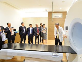 神戸低侵襲がん医療センターを視察する参加者