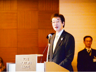神戸医療産業都市についてプレゼンテーションを行う久元 神戸市長