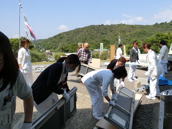 黒井山到着:みんなで荷物おろして,さあ、気合をいれてがんばるぞ!バックでこいのぼりも応援してます.