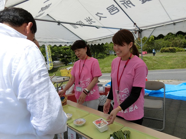 栄養士さんからも「骨粗鬆症防止のためのビスケット」や「カルシュウムを多く含む食品」を並べて説明してもらいました.