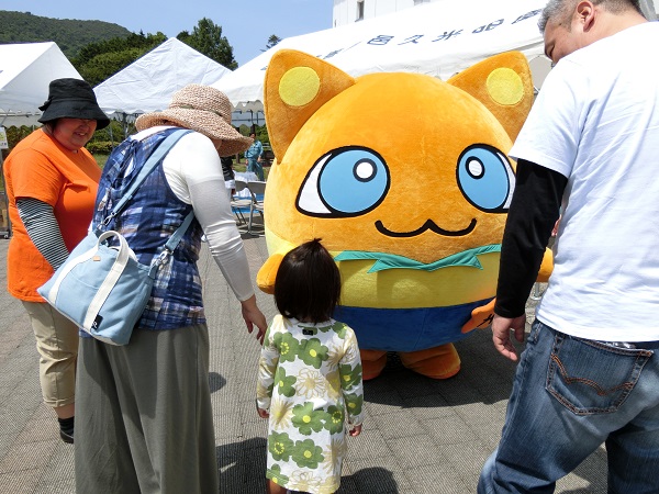 知名度アップ！人気者　こみょたん　「一緒に写真撮ってね」