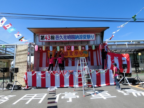 トラックが舞台へ早変わり