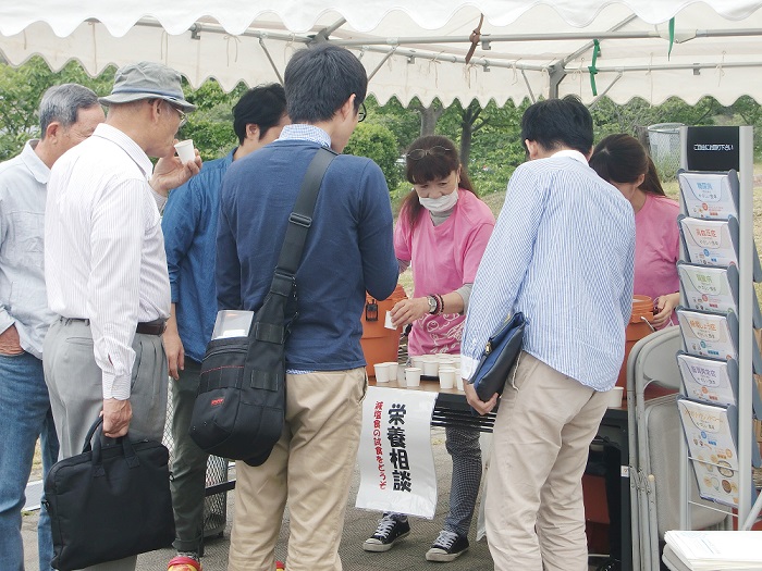 栄養科のお味噌汁試飲に人だかりができました。