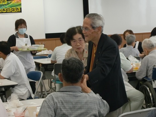 ハーモニカ演奏の山本先生と奥さまです。会場を回って握手です。