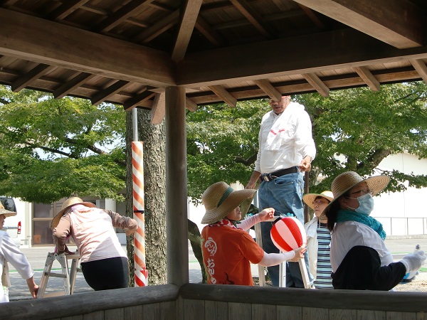 看護師・看護師長は、むぎわら帽子が標準装備です。