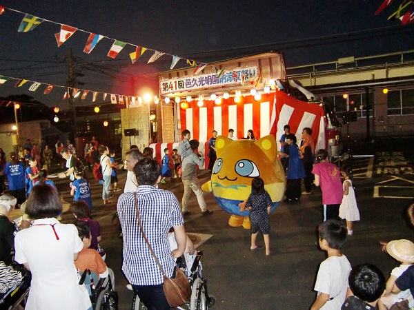 地元小学生連のうらじゃ踊りにこみょたんも参加。