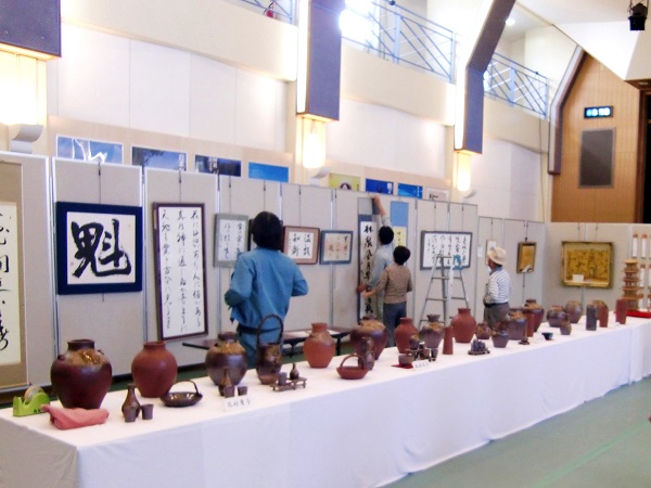 陶芸部からも多くの焼き物が出展されています.