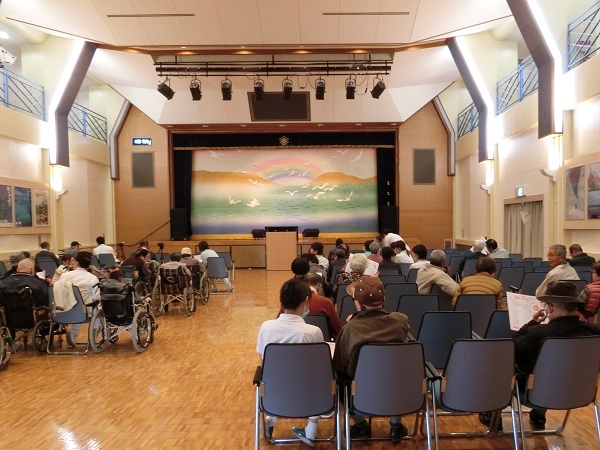 広い光明会館が入所者や職員で埋まっていきます.