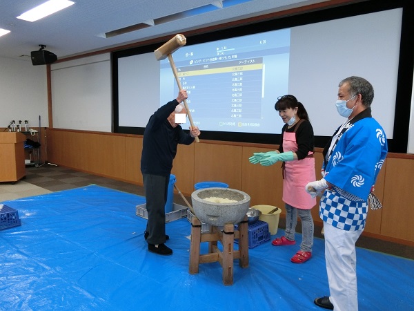 腰の入った入所者さんの杵さばきです.