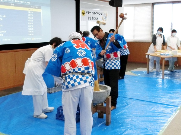 職員も餅つき.杵が水を吸うので重くなっていくらしいです.