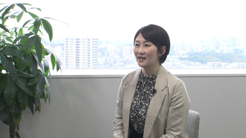 インタビューを受けている人事総務部ご担当者様