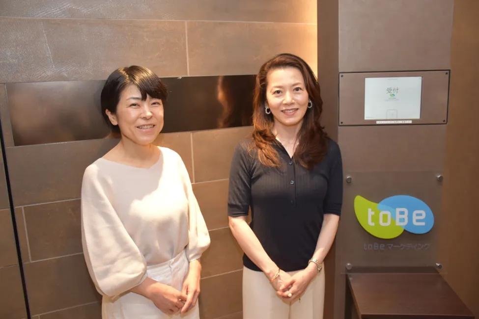 toBeマーケティング株式会社 のイネーブルメント部の伊東知穂部長(右)と大谷涼子さん(左)
