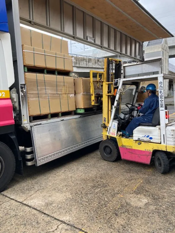 パレット化された積み荷をリフトで積む