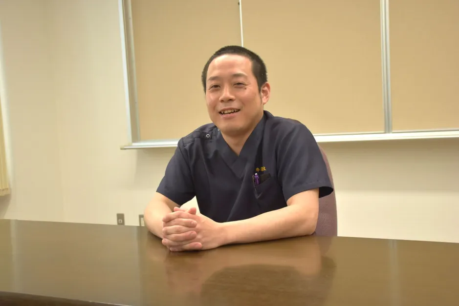 中央デイサービスセンターで介護員兼相談員を務める牛澤翔太さん