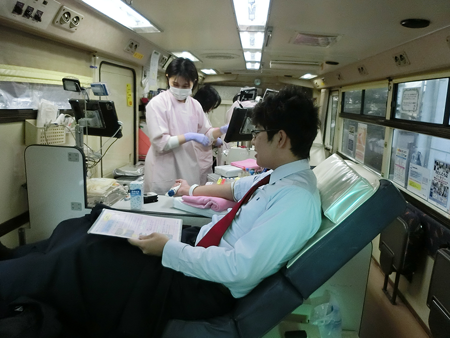 卒業記念献血の様子