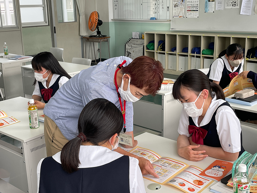 生徒たちは骨髄バンク説明員養成研修を受けて説明員となり、登録者を募った様子