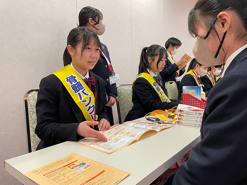 生徒たちは骨髄バンク説明員養成研修を受けて説明員となり、登録者を募った様子