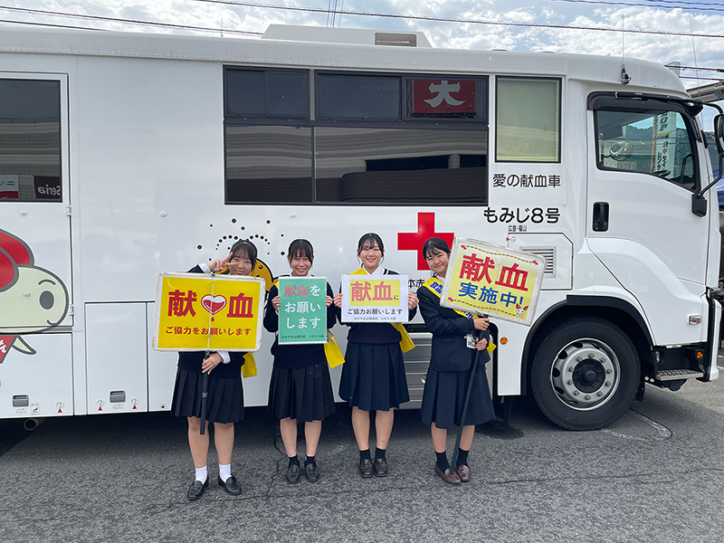 ショッピングセンターや大学の学園祭で献血を呼びかける生徒たち