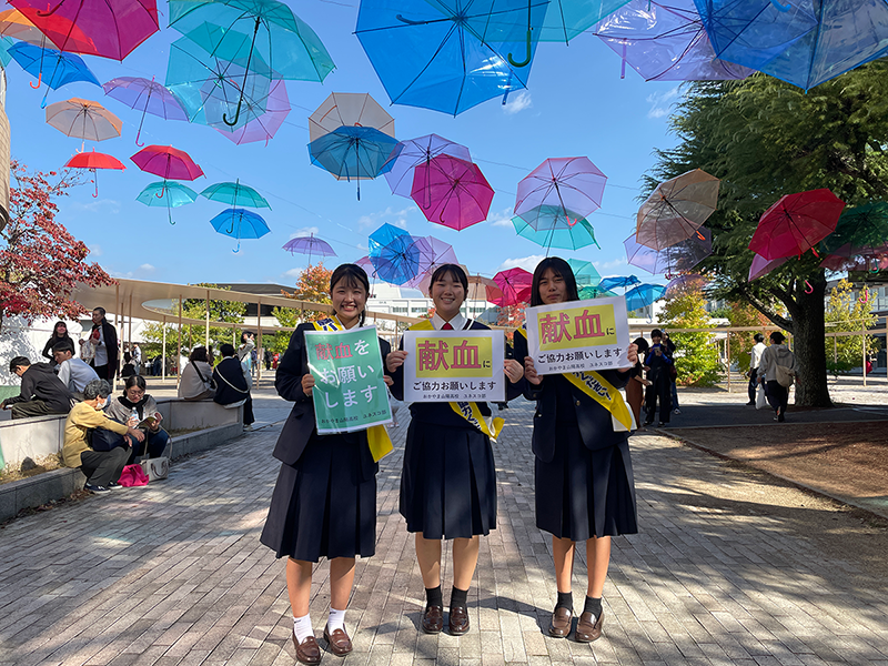 ショッピングセンターや大学の学園祭で献血を呼びかける生徒たち