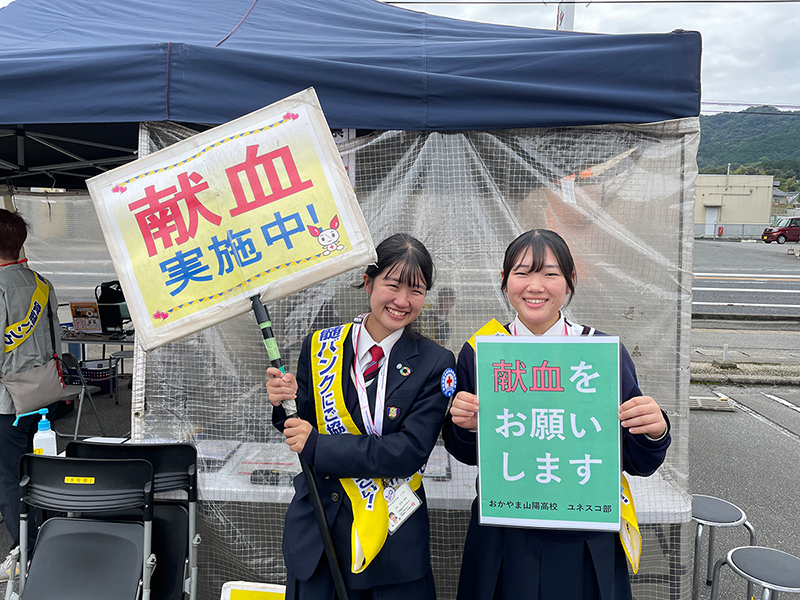 ショッピングセンターや大学の学園祭で献血を呼びかける生徒たち