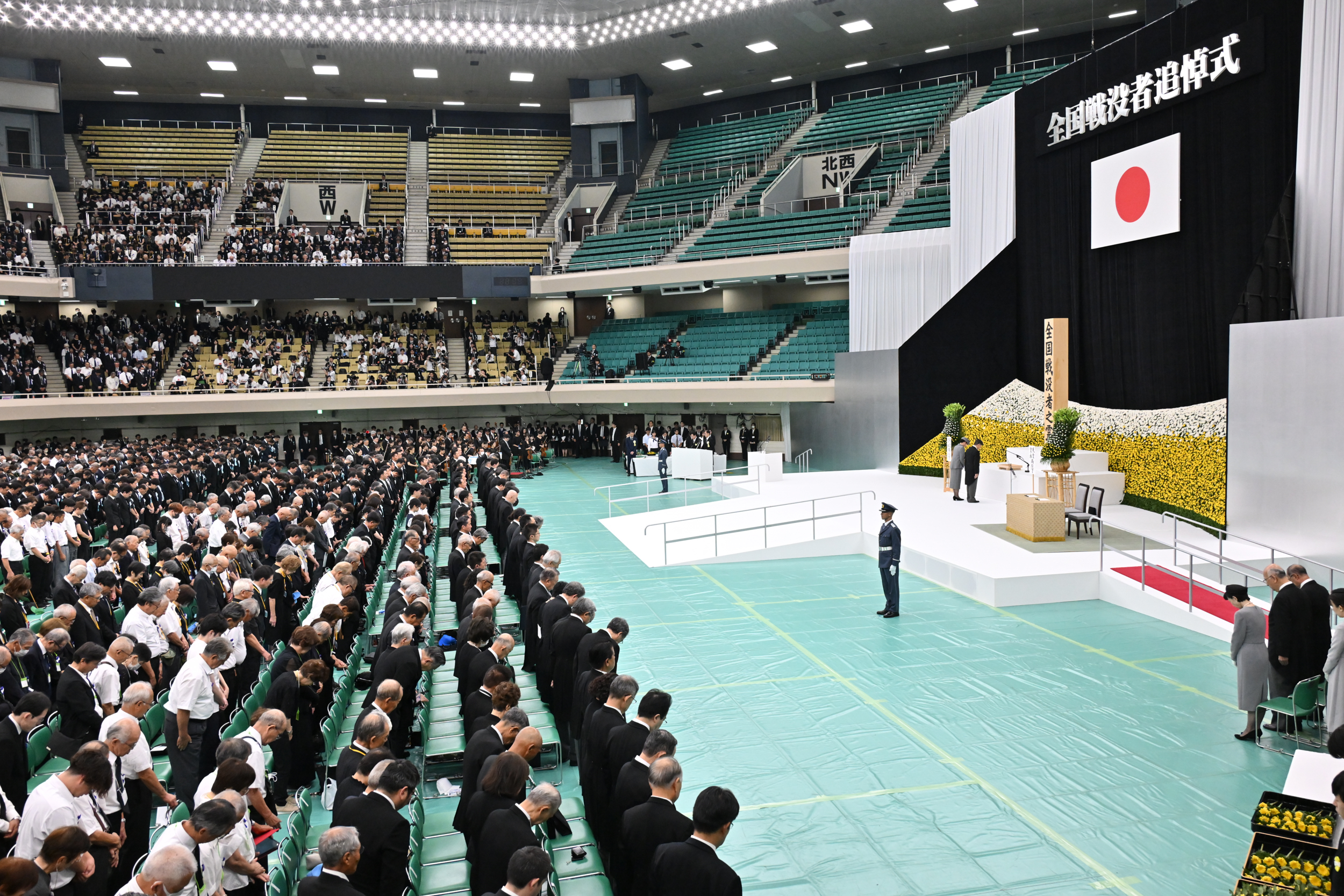 天皇皇后両陛下が標柱の前にお立ちになり、参列者全員で正午から１分間の黙祷