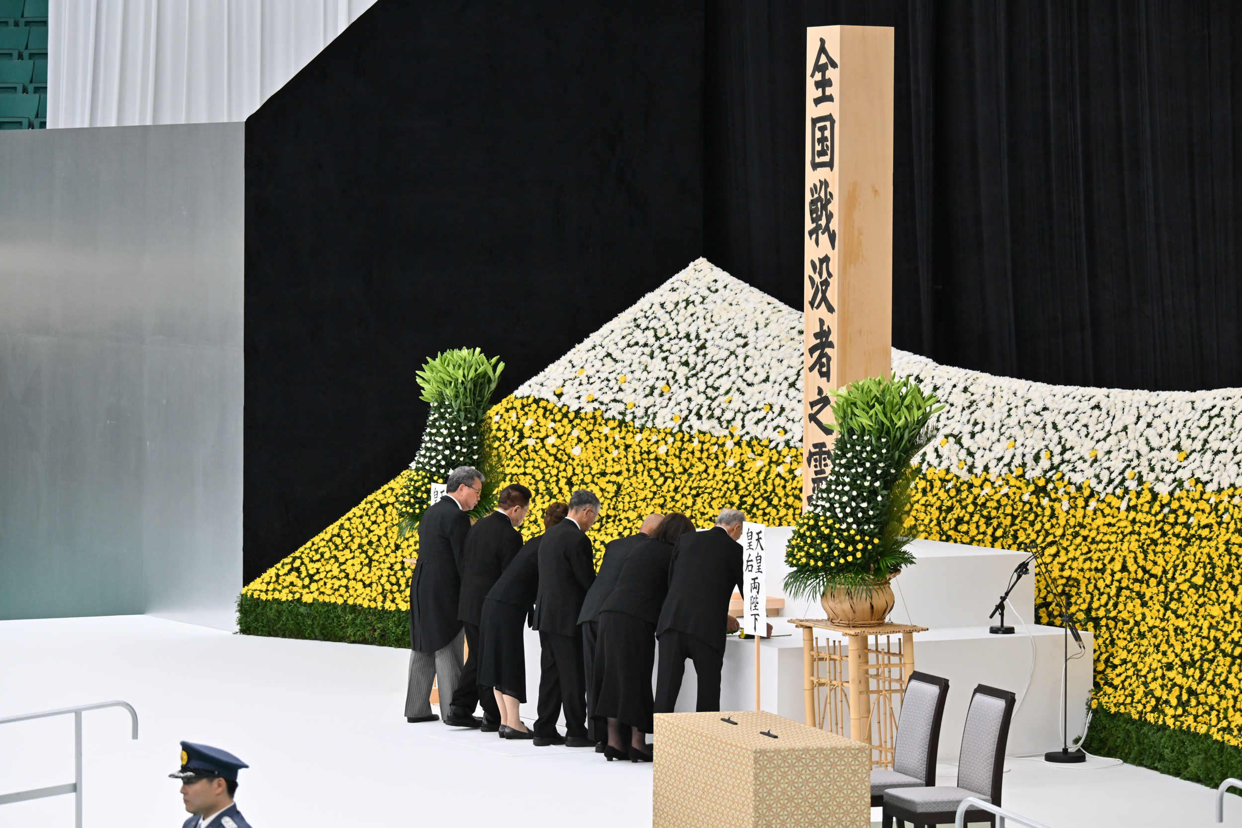 毎年8月15日正午、日本武道館で行われる全国戦没者追悼式の様子