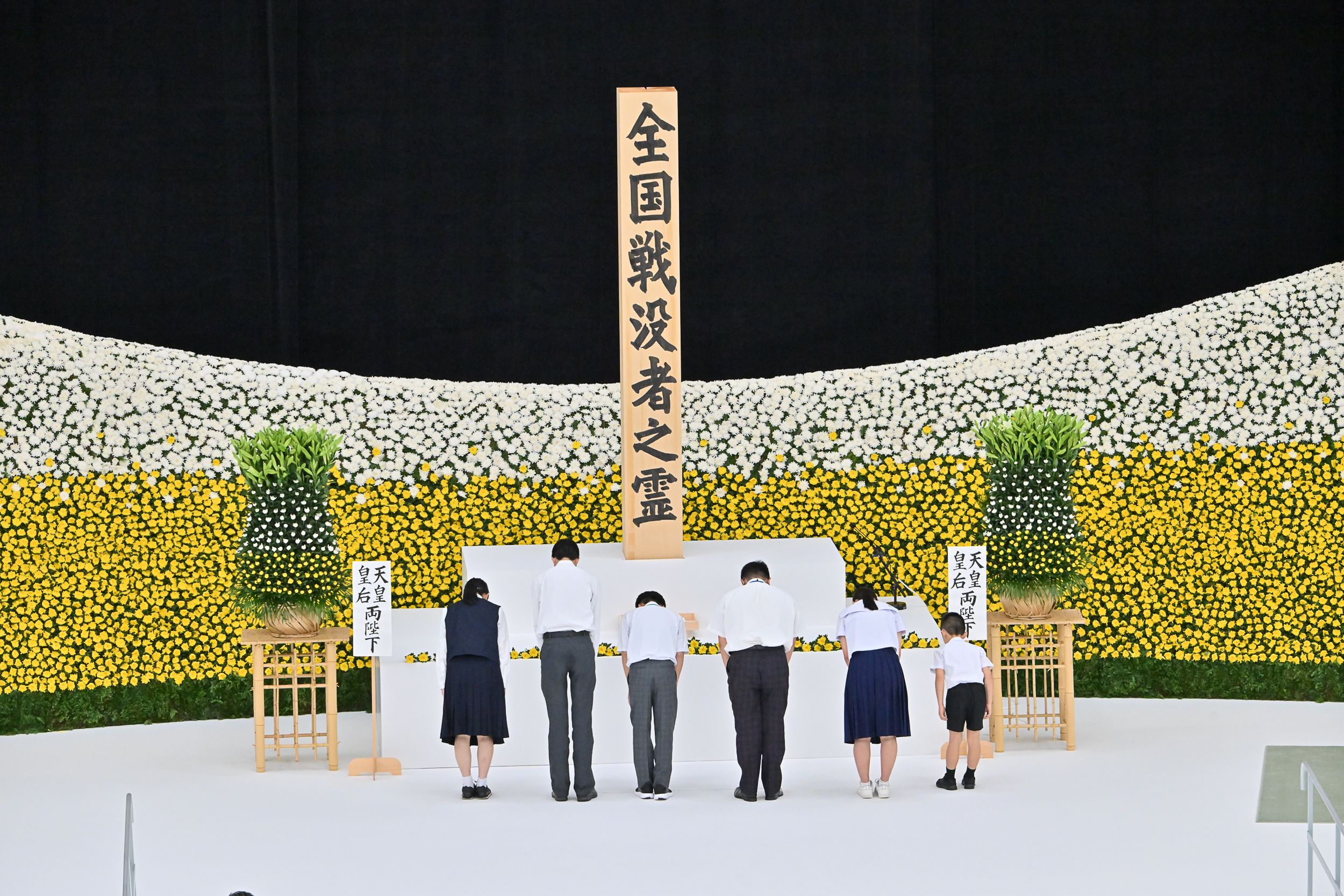 毎年8月15日正午、日本武道館で行われる全国戦没者追悼式の様子